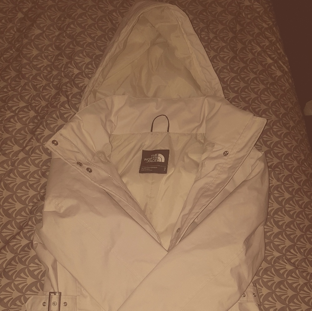NORTHFACE》 White jkt.🌧 Perfect for a rainy day🌧